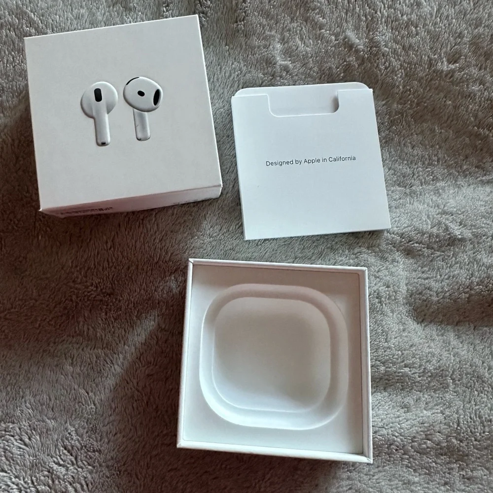 Apple airpots 4 box new ( box is empty)